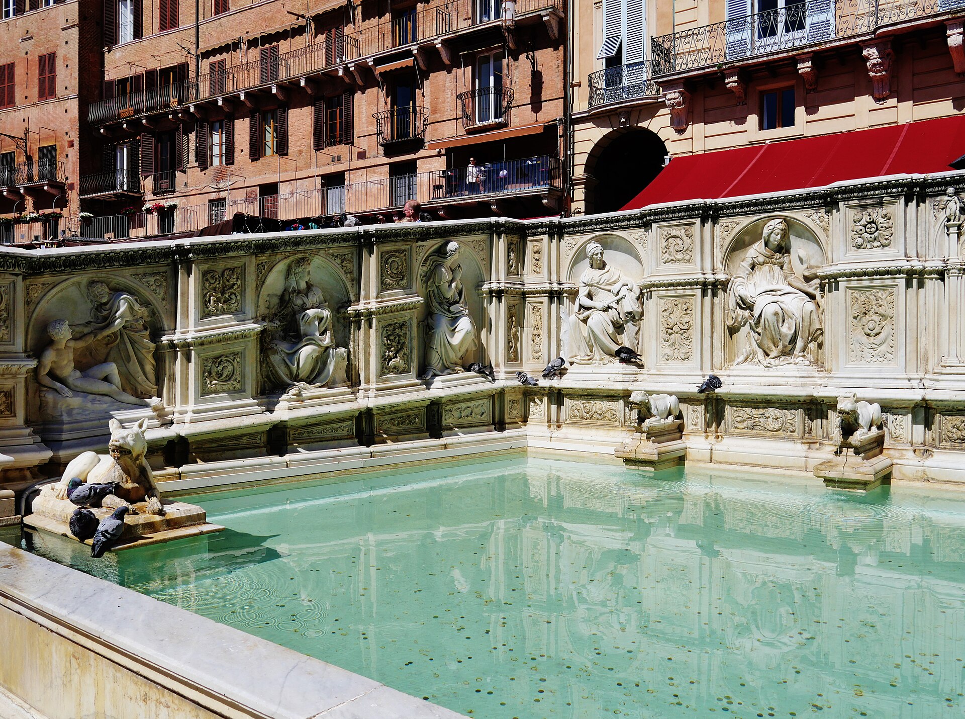 시에나 캄포 광장 위의 대리석 분수 폰테 가이아