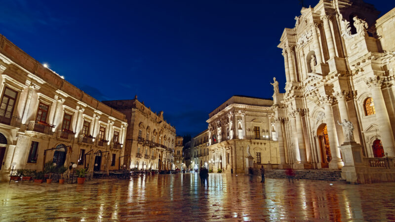 시칠리아 시라쿠사 오르티자의 피아차 두오모와 대성당 야경