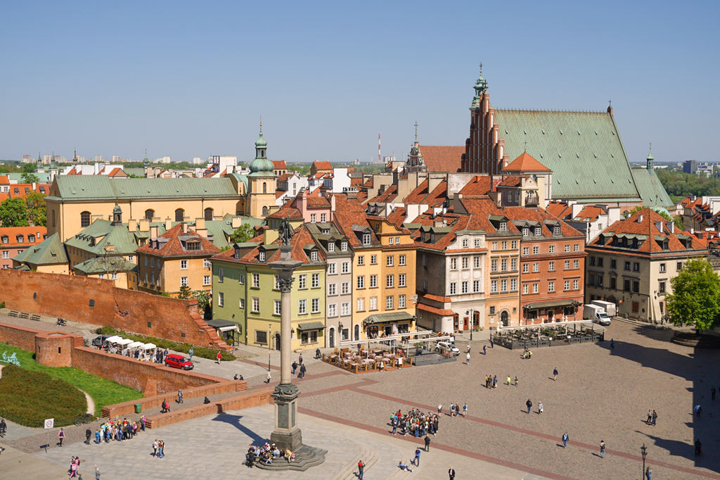 바르샤바 성 광장의 지그문트 기둥과 올드타운 건물 전경