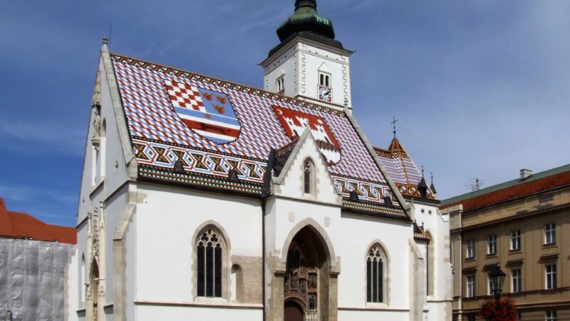 자그레브 구시가지 성 마르코 성당의 화려한 문장 지붕