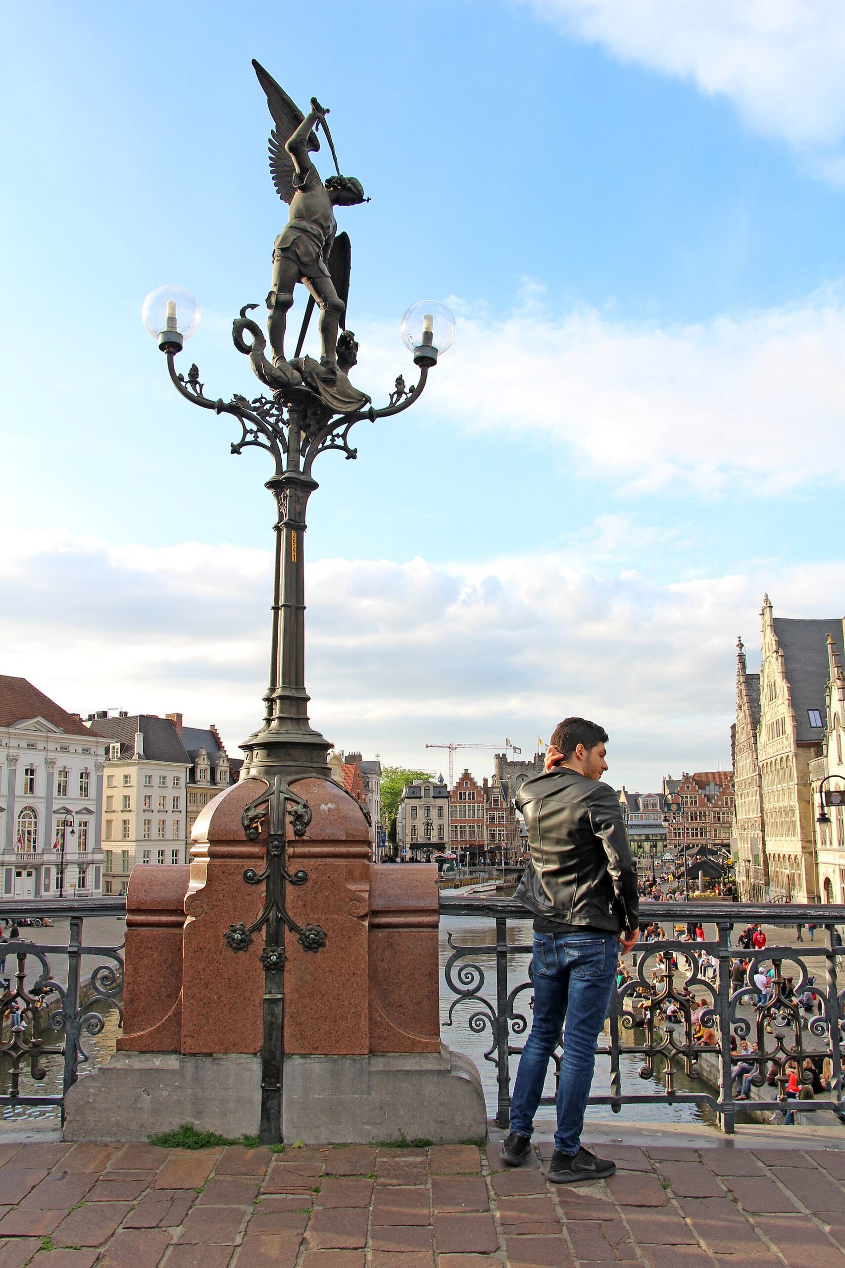 성 미카엘 다리 위 조형물 너머로 보이는 겐트 운하와 구시가지