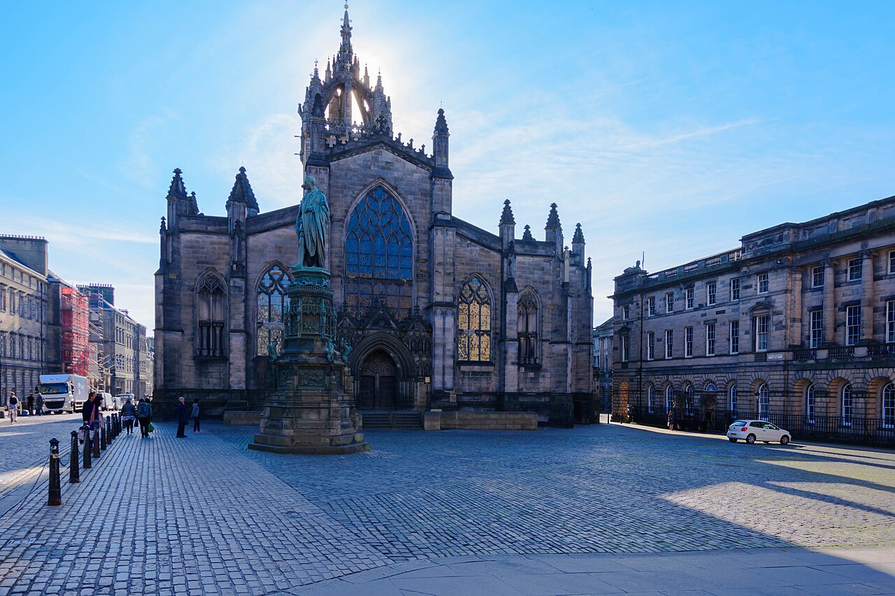 왕립마일 중심 광장에 서 있는 에든버러 세인트 자일스 대성당 정면