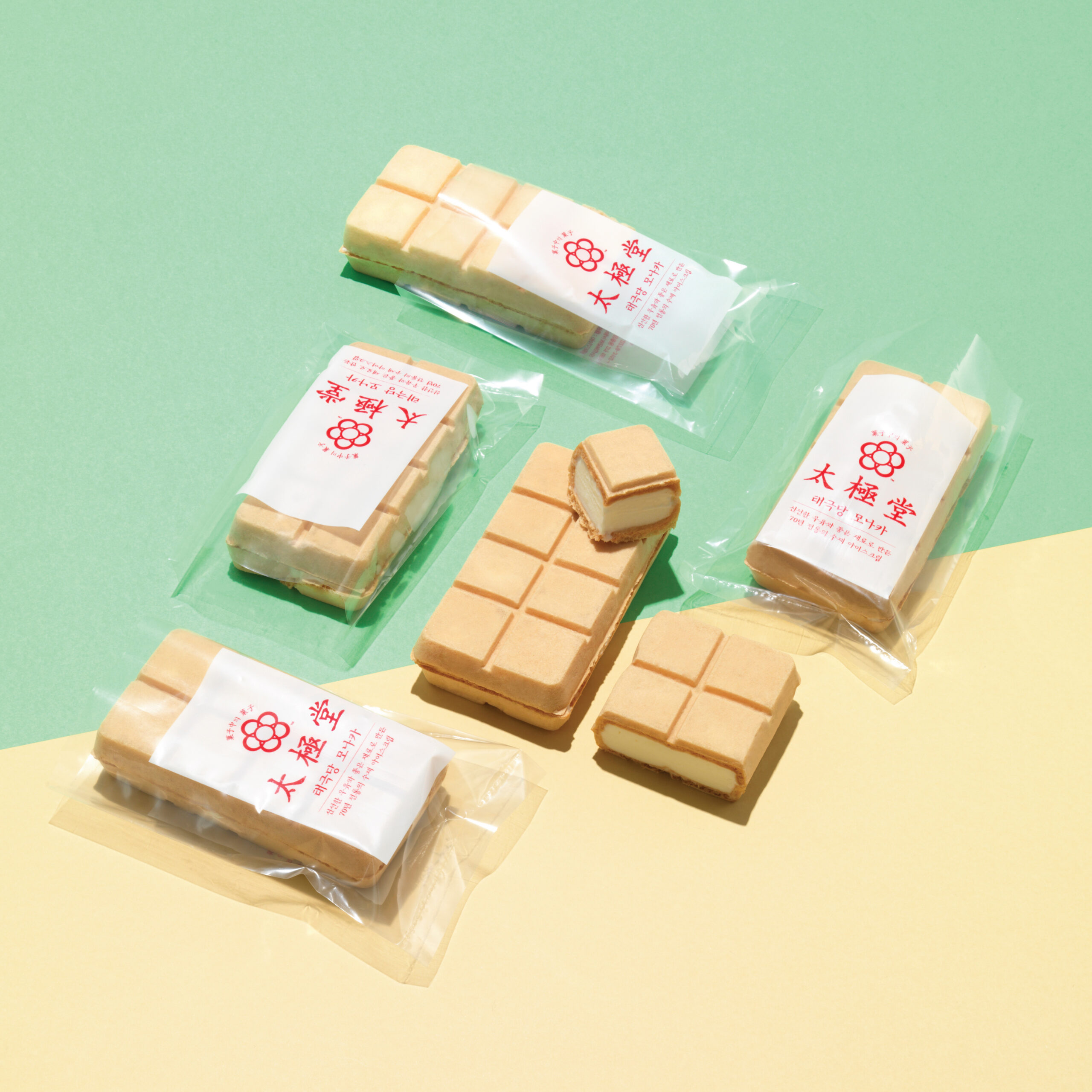 태극당 모나카 아이스크림 제품이 포장된 채와 잘린 단면으로 놓인 장면