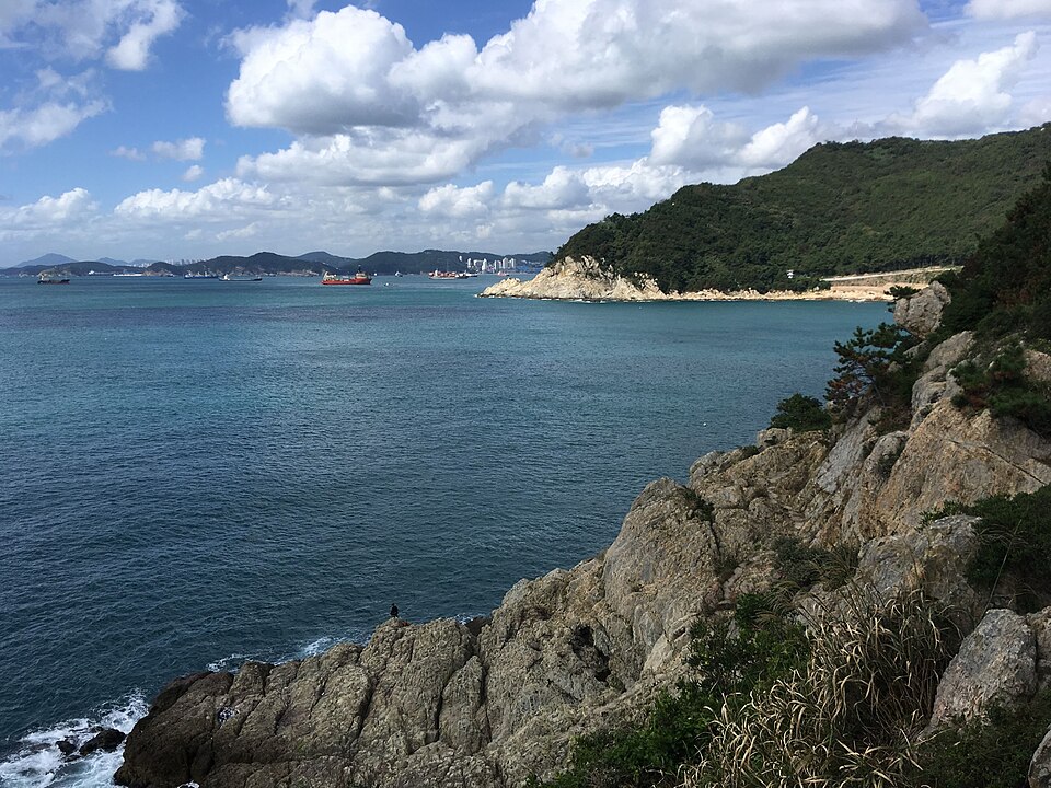 부산 태종대 절벽 아래로 푸른 바다가 크게 펼쳐지는 풍경