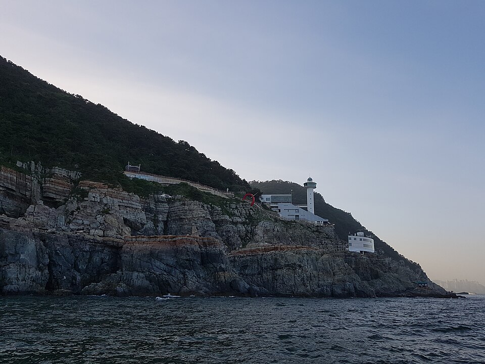 부산 태종대의 숲과 절벽, 바다가 한눈에 보이는 전경