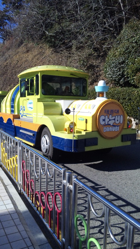 부산 태종대 공원 안을 달리는 다누비 열차