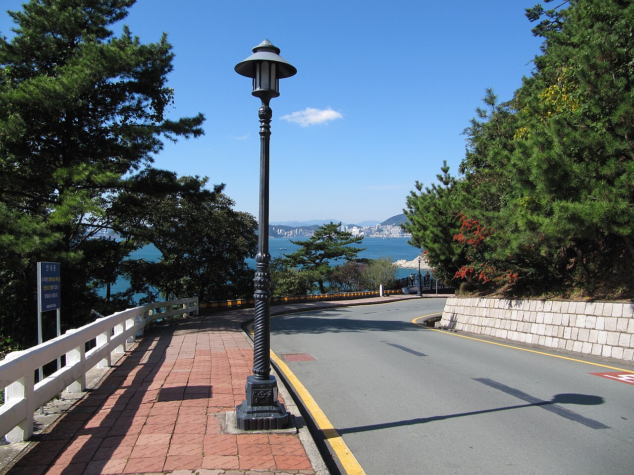 부산 태종대 숲길과 도로 사이로 바다가 살짝 보이는 진입 풍경