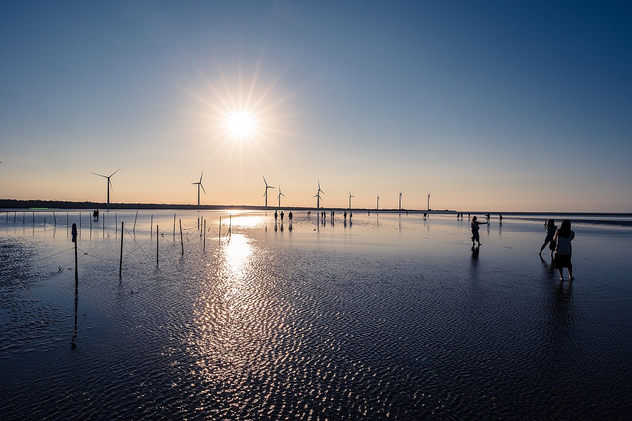 타이중 고미습지의 갯벌과 풍력발전기가 보이는 노을 풍경