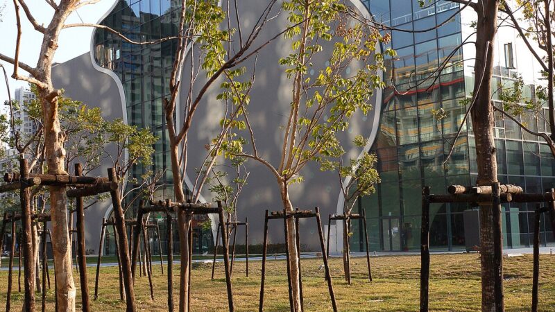 타이중 국가가극원 외관과 잔디 광장 풍경