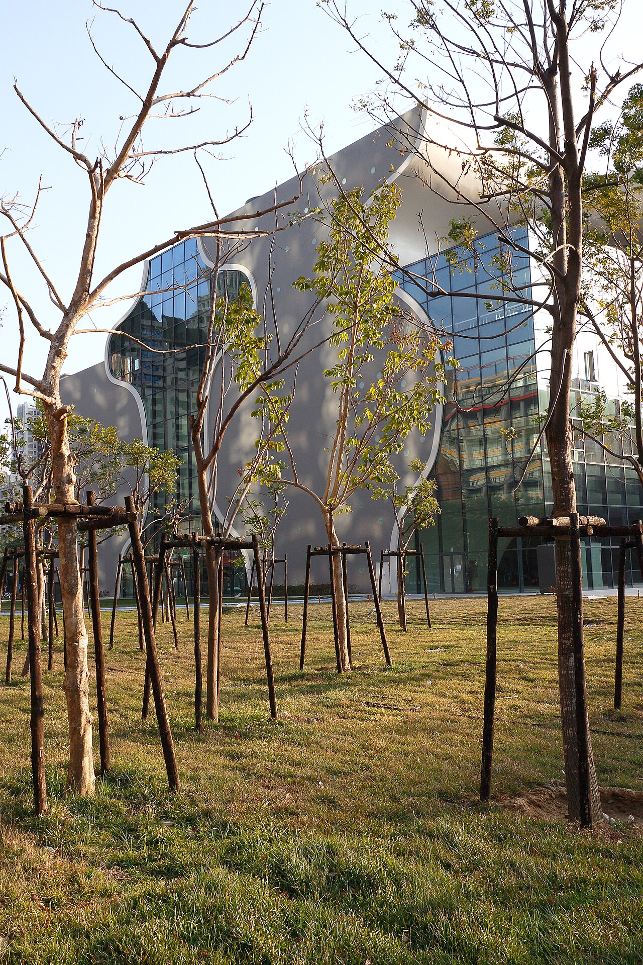 타이중 국가가극원 외관과 잔디 광장 풍경