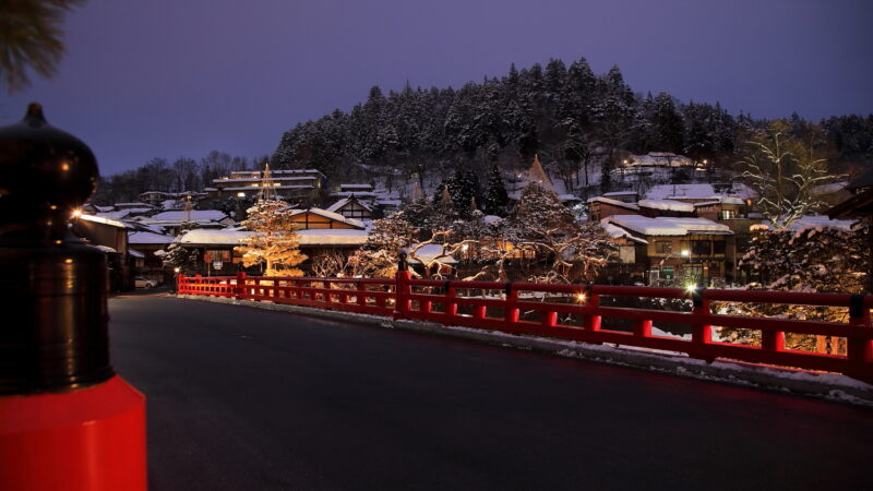 기후현 다카야마의 붉은 나카바시 다리 전경