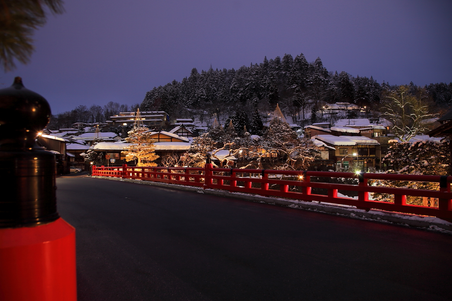 기후현 다카야마의 붉은 나카바시 다리 전경