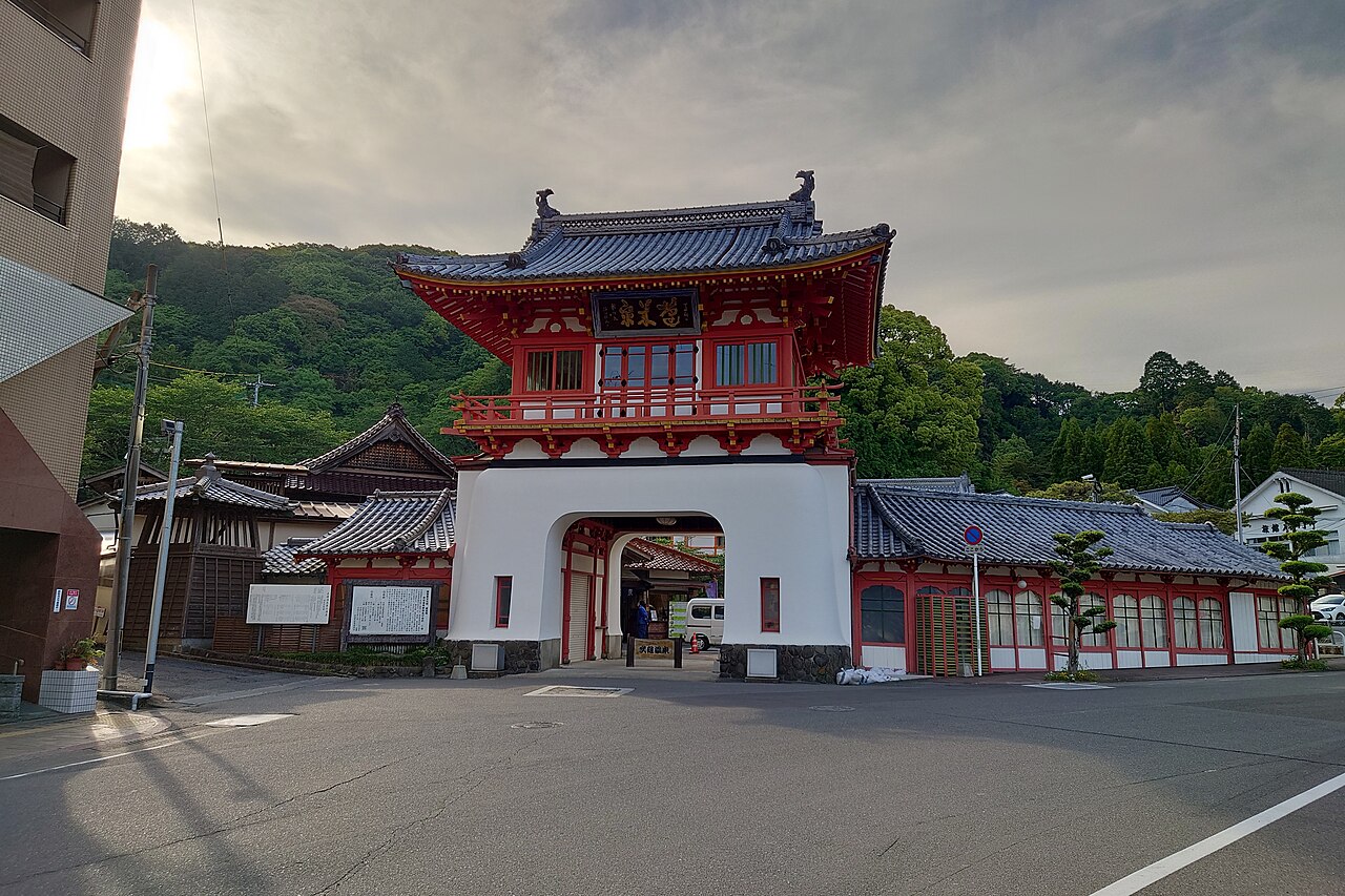 사가현 다케오 온천의 붉은 문 로몬과 목욕탕 건물