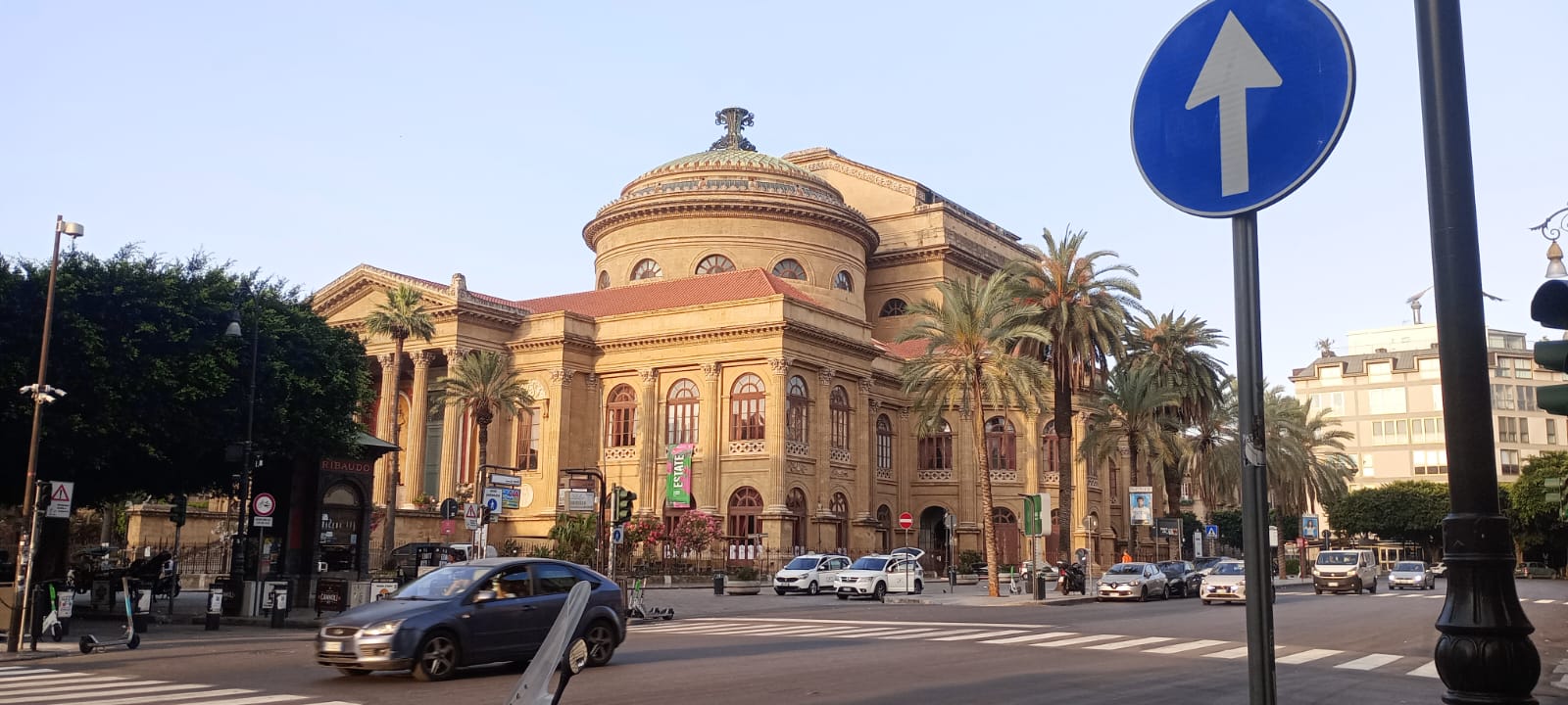 거대한 포르티코와 둥근 지붕부가 보이는 팔레르모 테아트로 마시모 외관