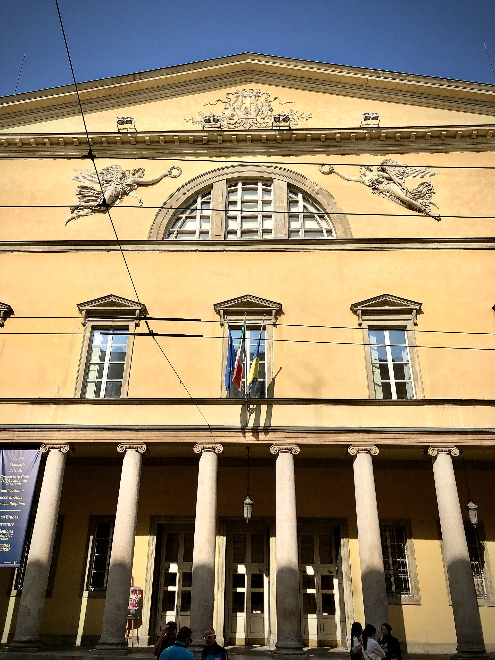 기둥과 장식이 돋보이는 파르마 테아트로 레조 정면 외관