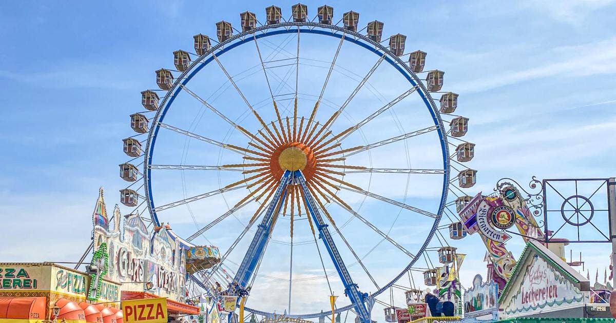뮌헨 테레지엔비제 봄축제장에서 대관람차와 축제 부스가 보이는 풍경
