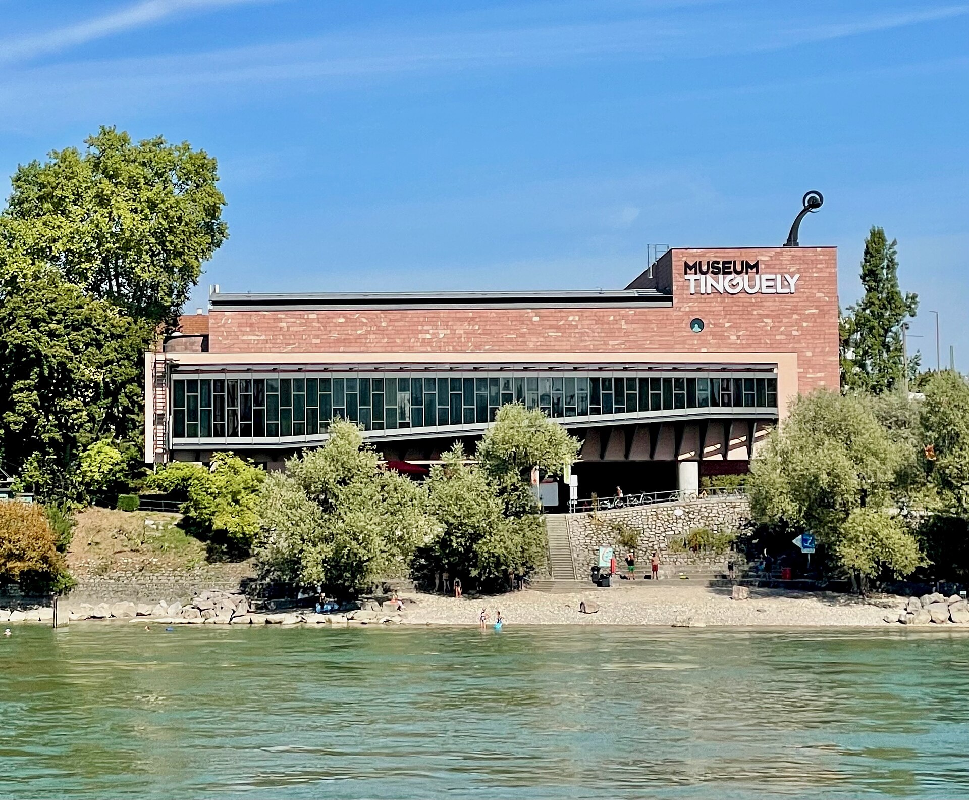 라인강변에 자리한 뮤지엄 팅글리 건물 전경