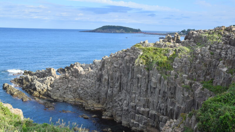거친 바다 위로 층층이 솟은 후쿠이 도진보 절벽 해안 풍경
