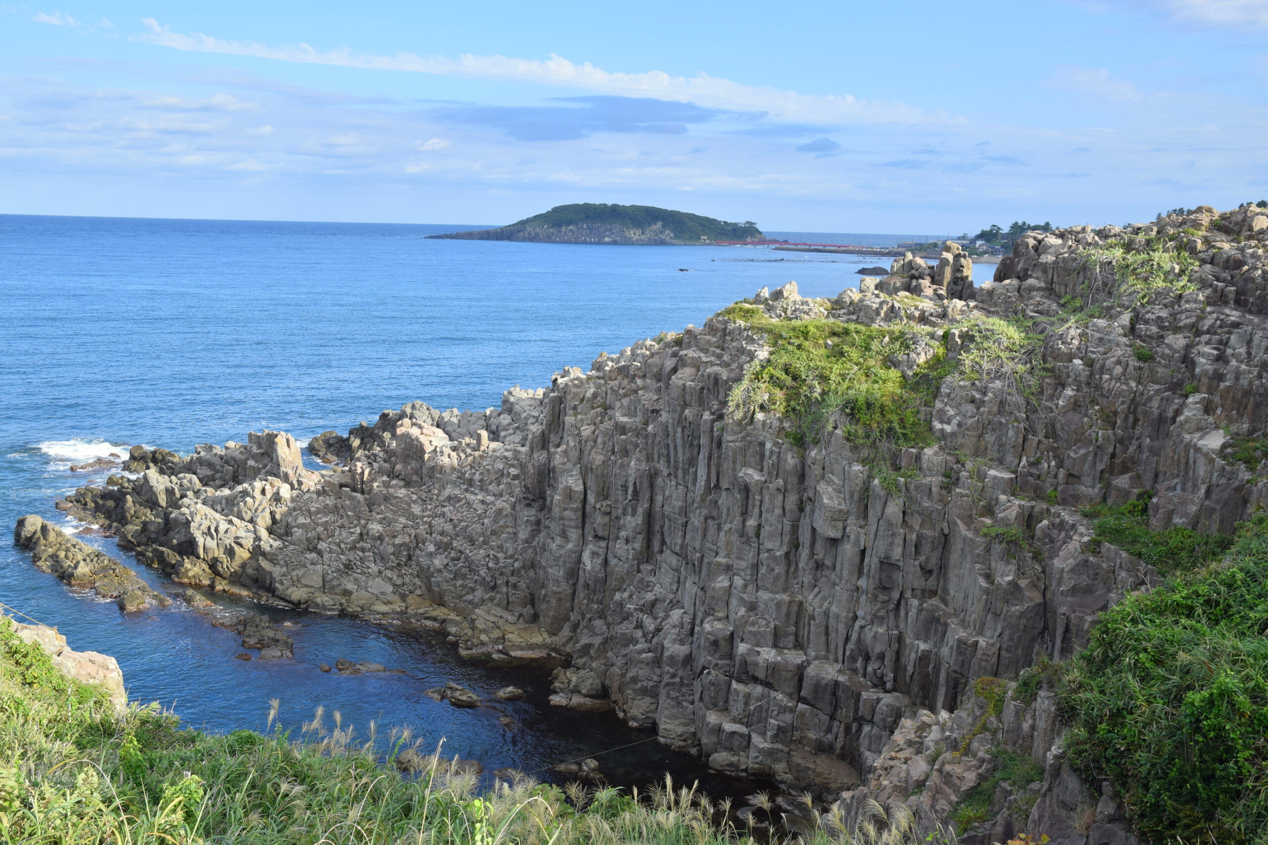 거친 바다 위로 층층이 솟은 후쿠이 도진보 절벽 해안 풍경