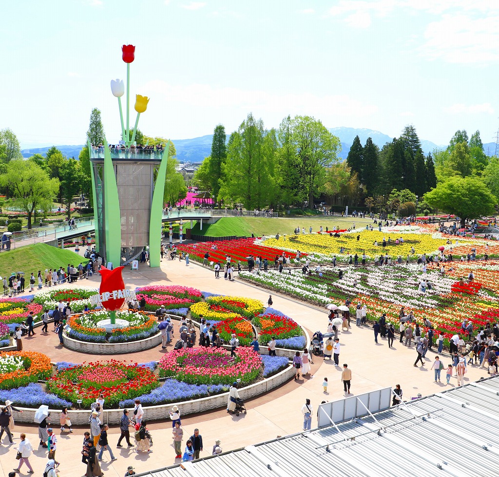 일본 도야마현 도나미 튤립공원의 도나미 튤립페어 메인 화단과 튤립타워
