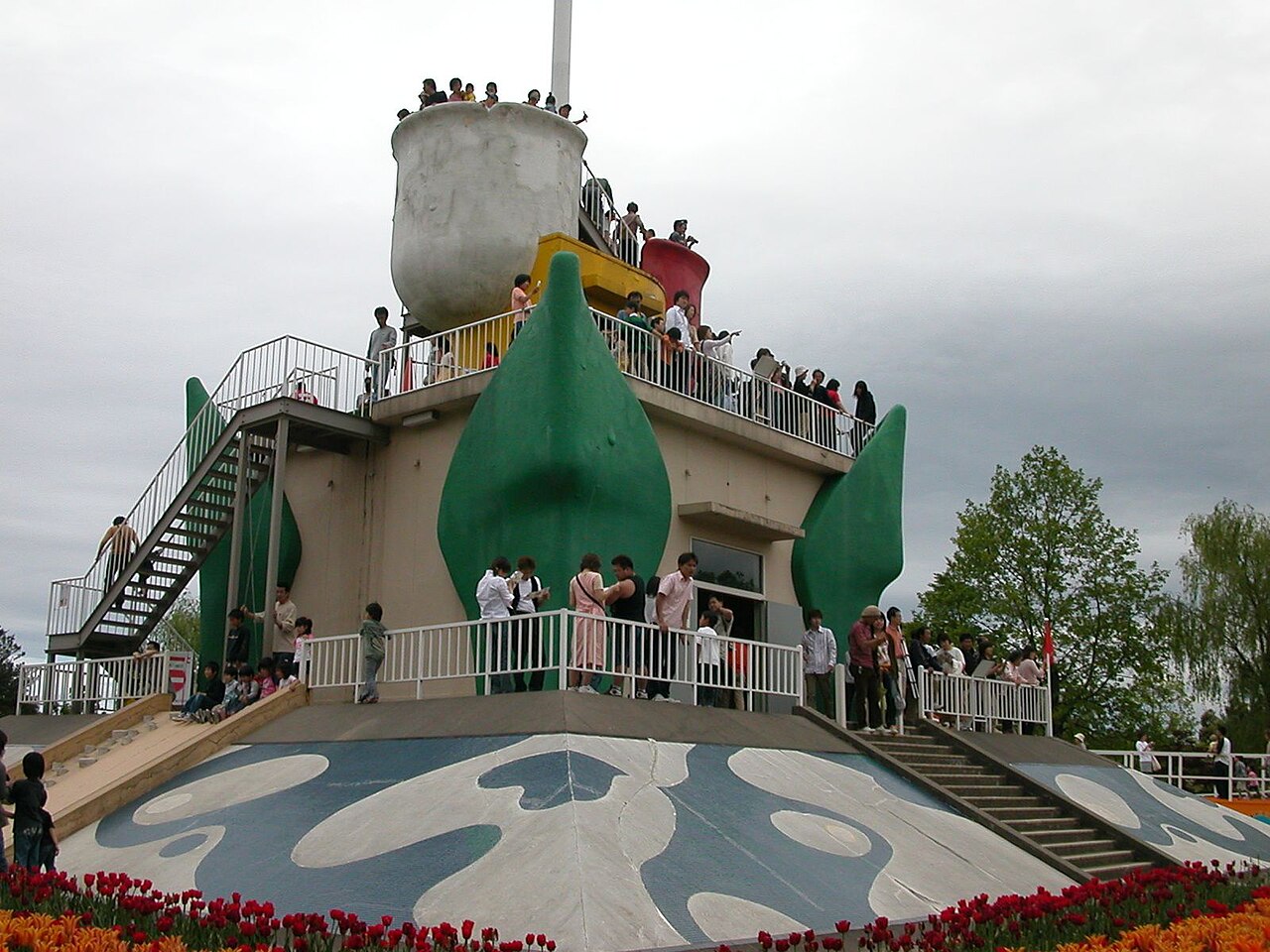 일본 도야마현 도나미 튤립공원 도나미 튤립페어의 튤립타워