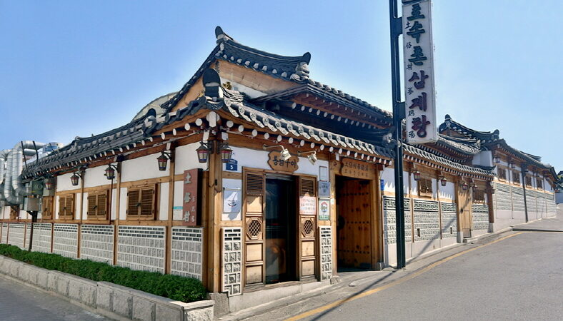 서울 종로 토속촌삼계탕 본관 외관과 한옥 지붕, 세로 간판이 함께 보이는 전경
