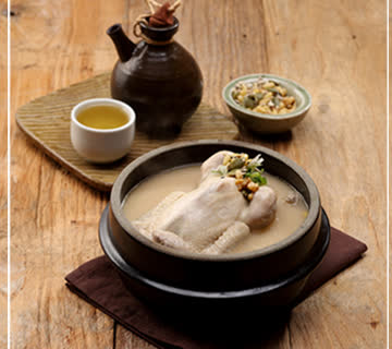 서울 종로 토속촌삼계탕의 대표 삼계탕 한 그릇과 작은 잔, 병이 놓인 상차림