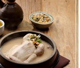 서울 종로 토속촌삼계탕의 닭 몸통과 국물이 가까이 보이는 삼계탕 클로즈업