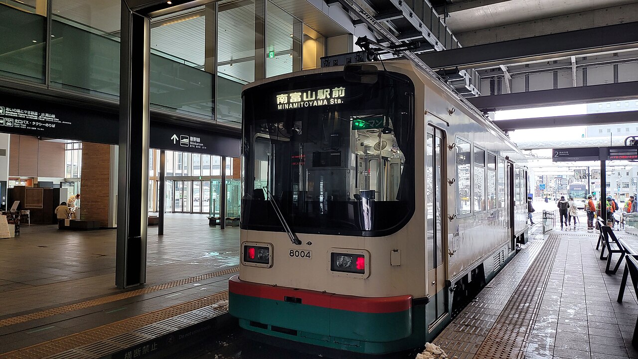 일본 도야마시 도야마역 트램 승강장과 미나미도야마행 노면전차