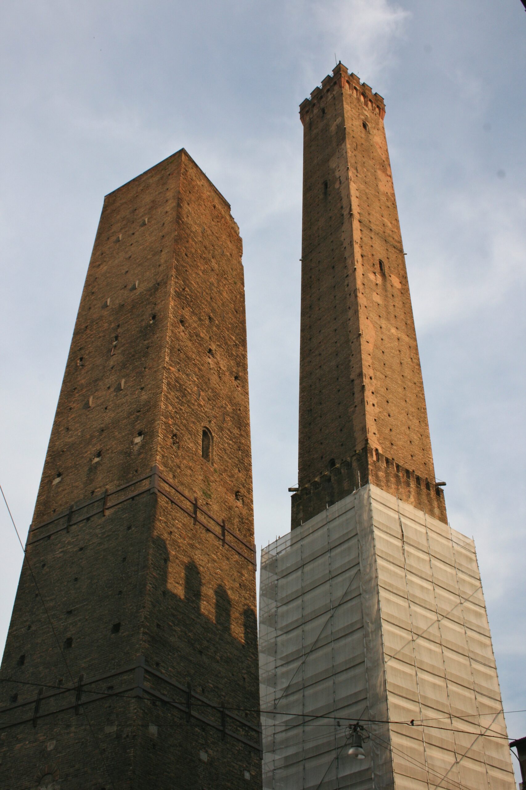 높이가 다른 두 개의 중세 벽돌탑이 서 있는 볼로냐 두에 토리 풍경