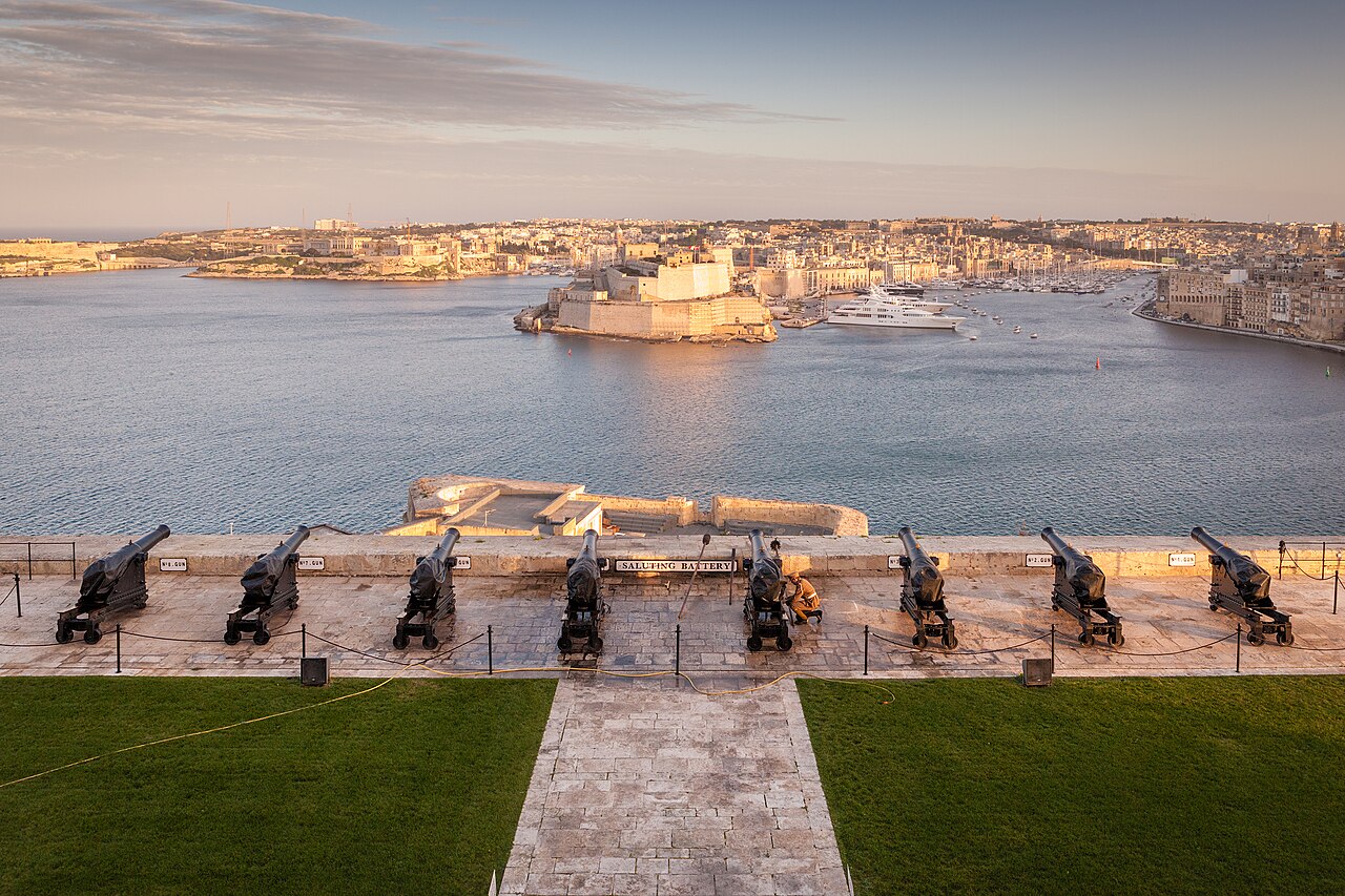 어퍼 바라카 가든의 대포 너머로 그랜드 하버와 맞은편 요새가 보이는 발레타 전망