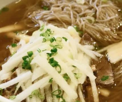 서울 우래옥 평양냉면 고명과 메밀면, 맑은 육수가 가까이 보이는 클로즈업