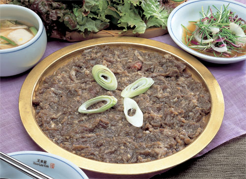 서울 우래옥 상차림 한쪽에 고기 요리와 국물, 채소 반찬이 함께 놓인 테이블