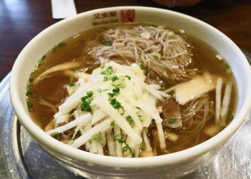 서울 우래옥 평양냉면 한 그릇에 맑은 육수와 메밀면, 고명이 담긴 모습