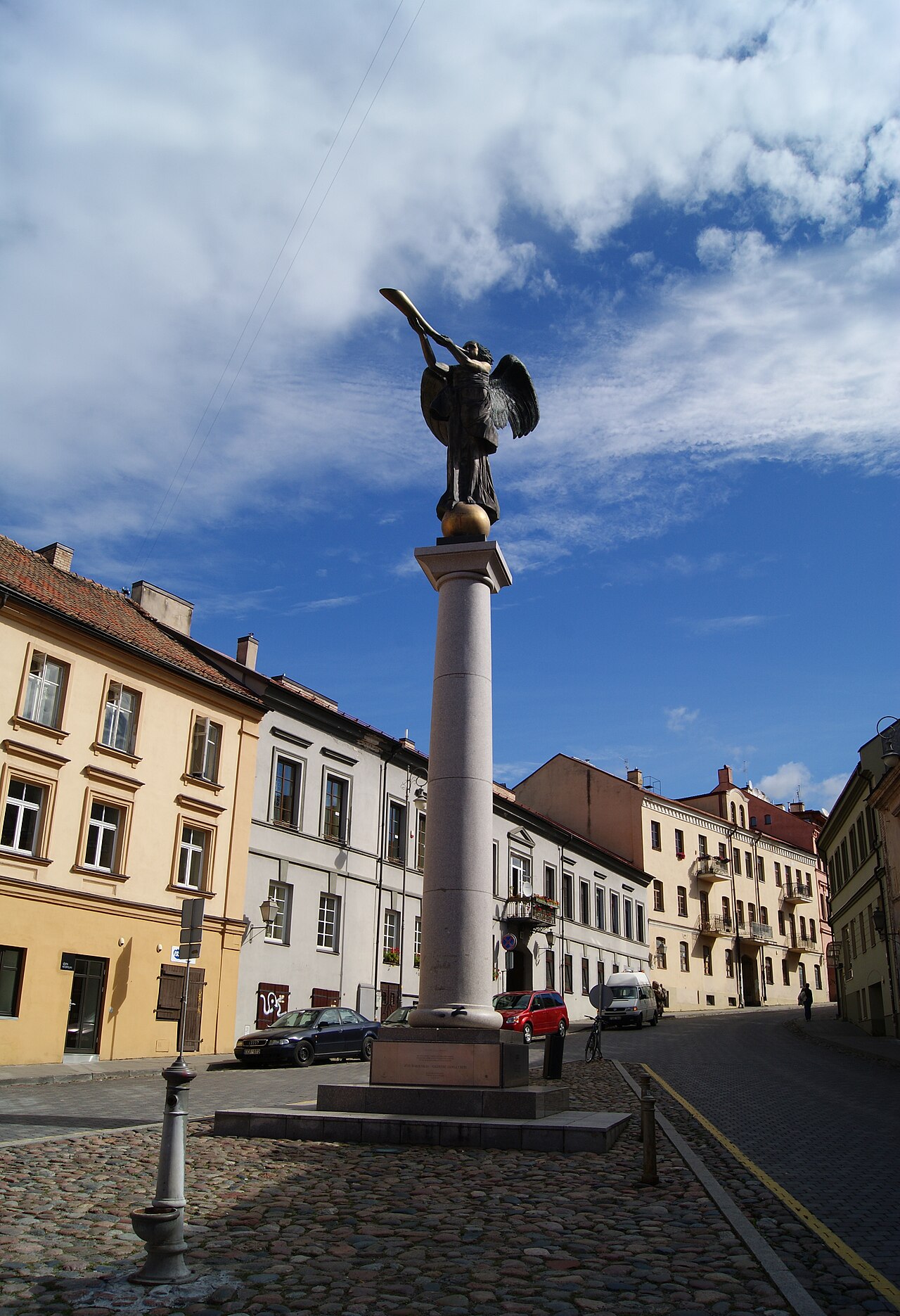 기둥 위 트럼펫을 든 천사상이 서 있는 빌뉴스 우주피스 광장