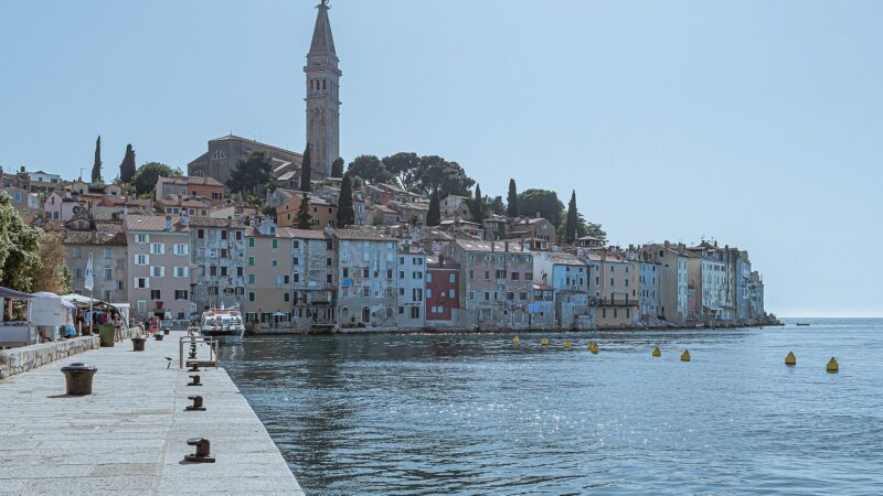 크로아티아 로빈 구시가지 반도와 성 에우페미아 성당 종탑이 보이는 해안 풍경