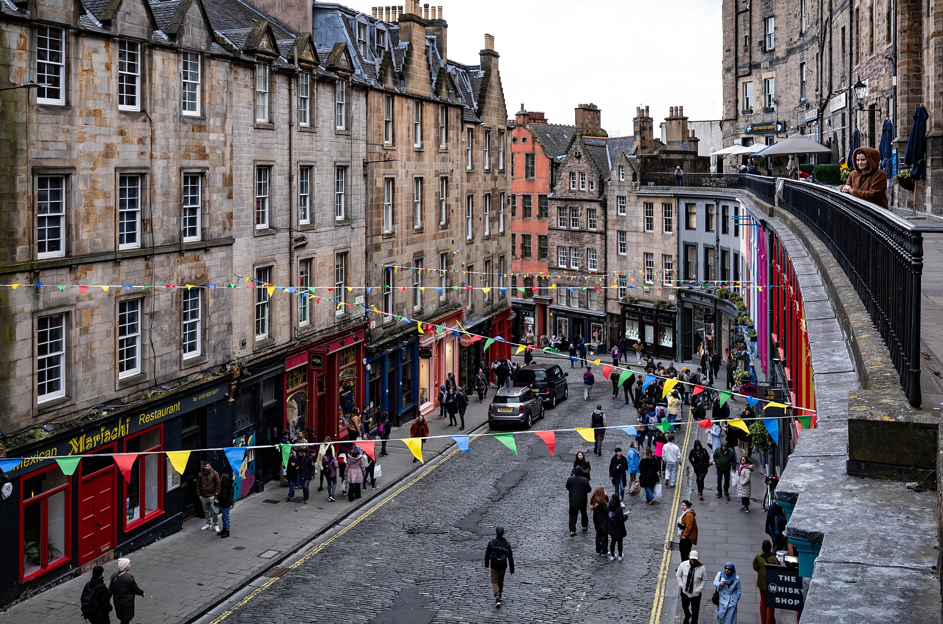 에든버러 올드타운의 빅토리아 스트리트 곡선 거리 풍경