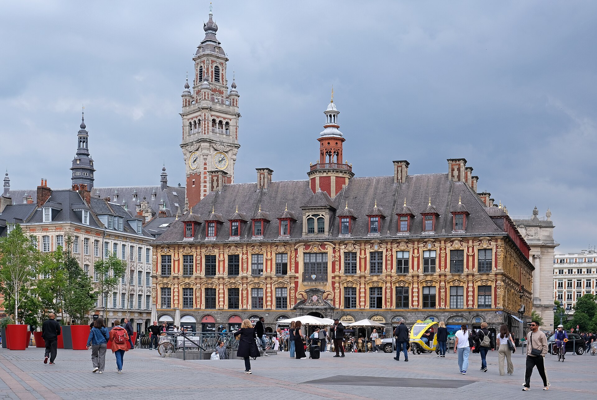 릴 그랑플라스에서 본 비외유 부르스 외관