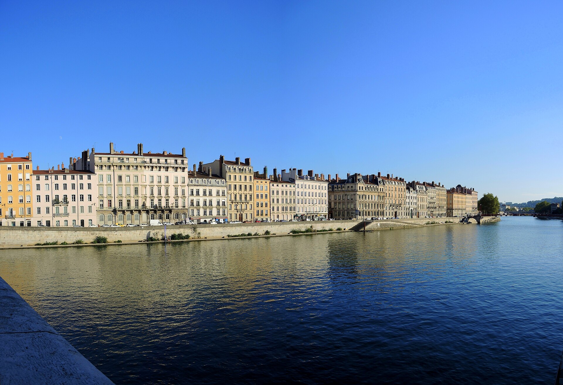 손강변을 따라 이어지는 비유 리옹의 파스텔 톤 건물들