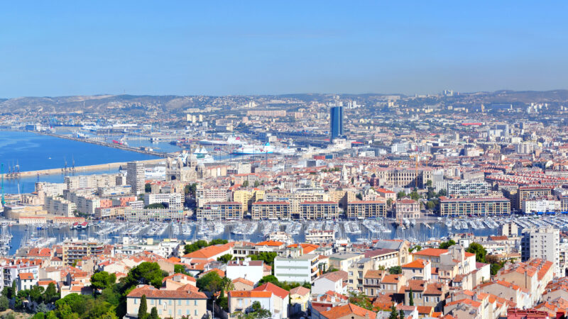 마르세유 구항 Vieux-Port와 언덕 위 노트르담 드 라 가르드 대성당이 함께 보이는 파노라마