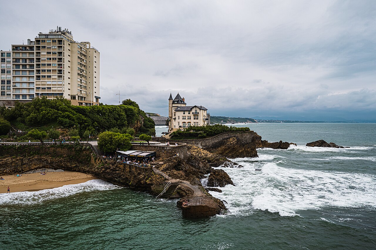 절벽 끝 바위 위에 자리한 비아리츠 빌라 벨자