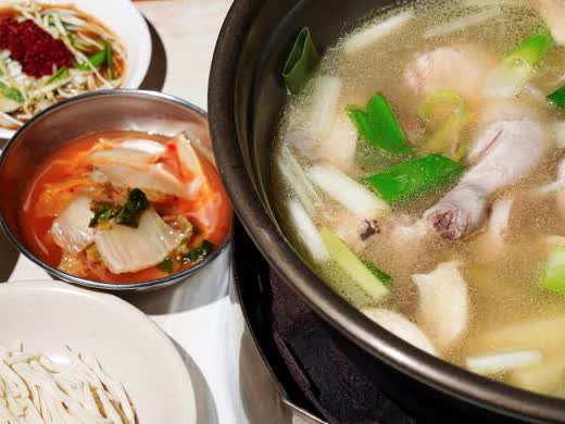 맑은 국물 속 닭과 대파가 보이는 원할매 소문난 원조 닭한마리 냄비 가까운 모습