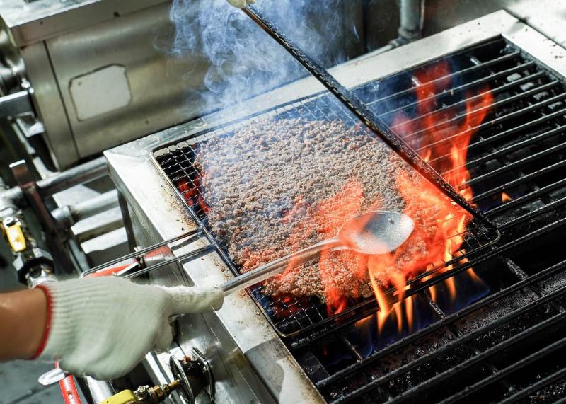 역전회관 주방 화로 위에서 바싹불고기를 빠르게 익히는 조리 장면