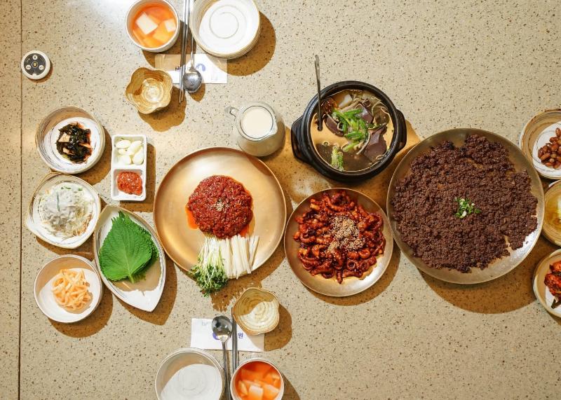 역전회관 바싹불고기와 곁들임 메뉴, 국물과 반찬이 함께 놓인 한 상