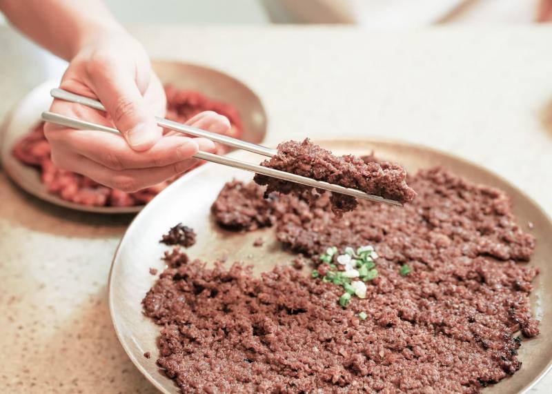 역전회관 바싹불고기를 젓가락으로 집어 올린 가까운 모습