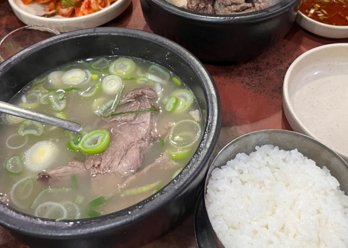 대파를 듬뿍 올린 영춘옥 국물 한 그릇과 공깃밥이 함께 놓인 상차림