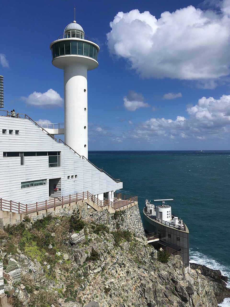 부산 태종대 영도등대와 바다가 함께 보이는 장면