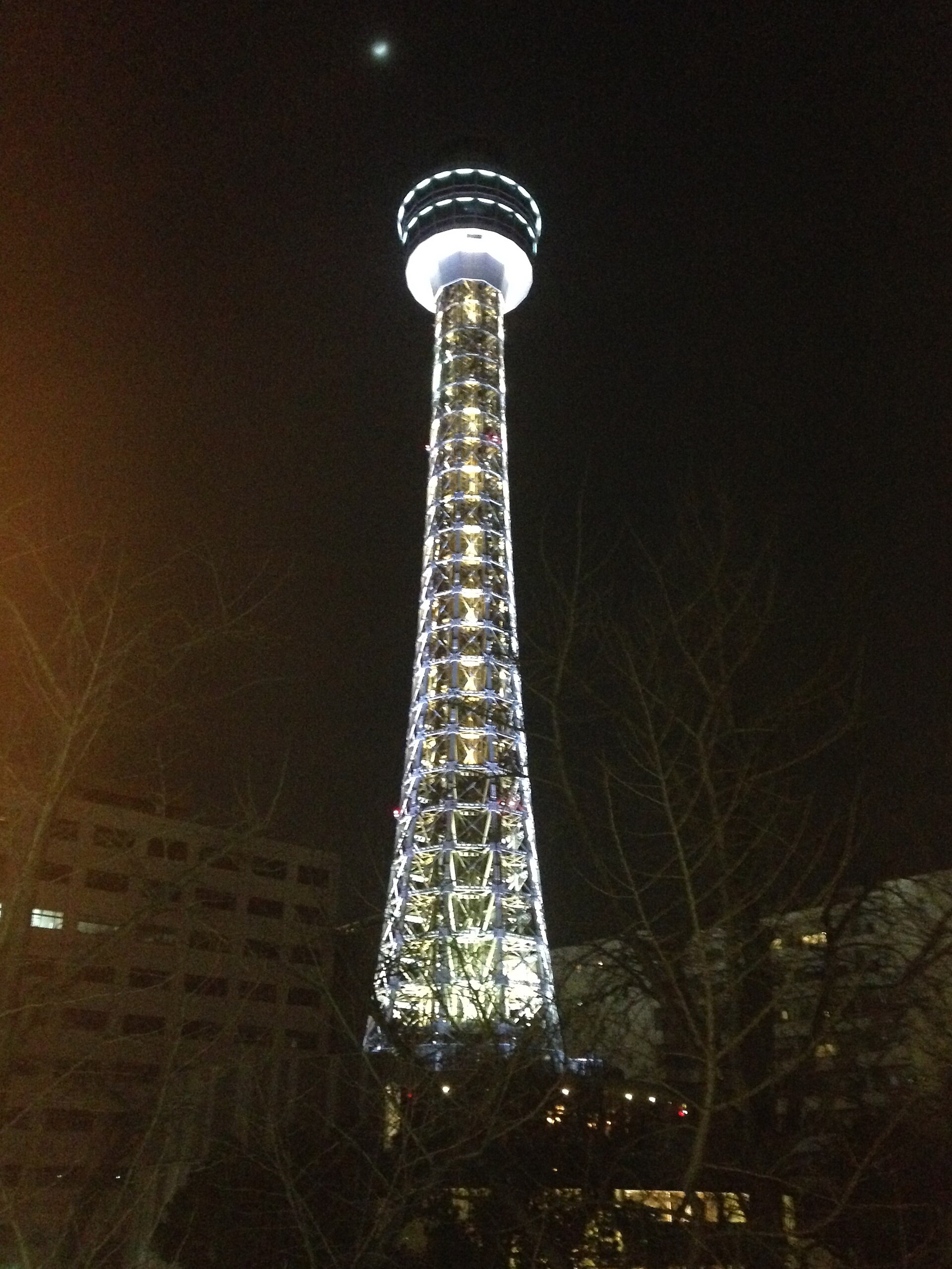 야마시타 공원에서 올려다본 요코하마 마린타워