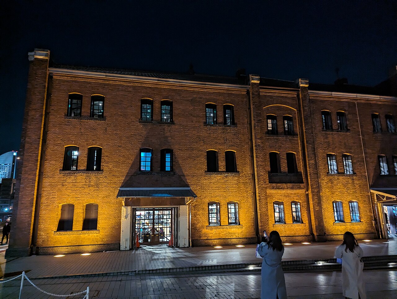 요코하마 붉은 벽돌 창고 외관과 광장 풍경