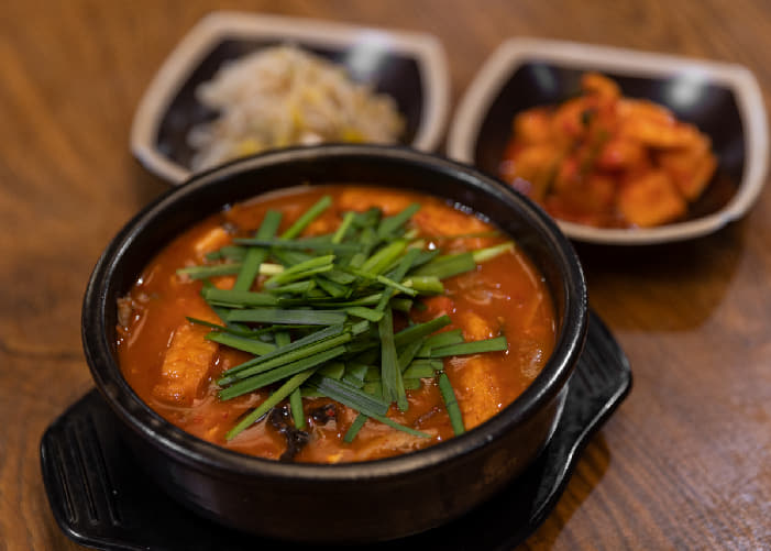 부추를 올린 용금옥 서울추어탕과 밑반찬 한 상